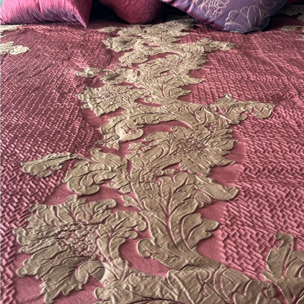 Elegant Burgundy and Gold Bedding Set